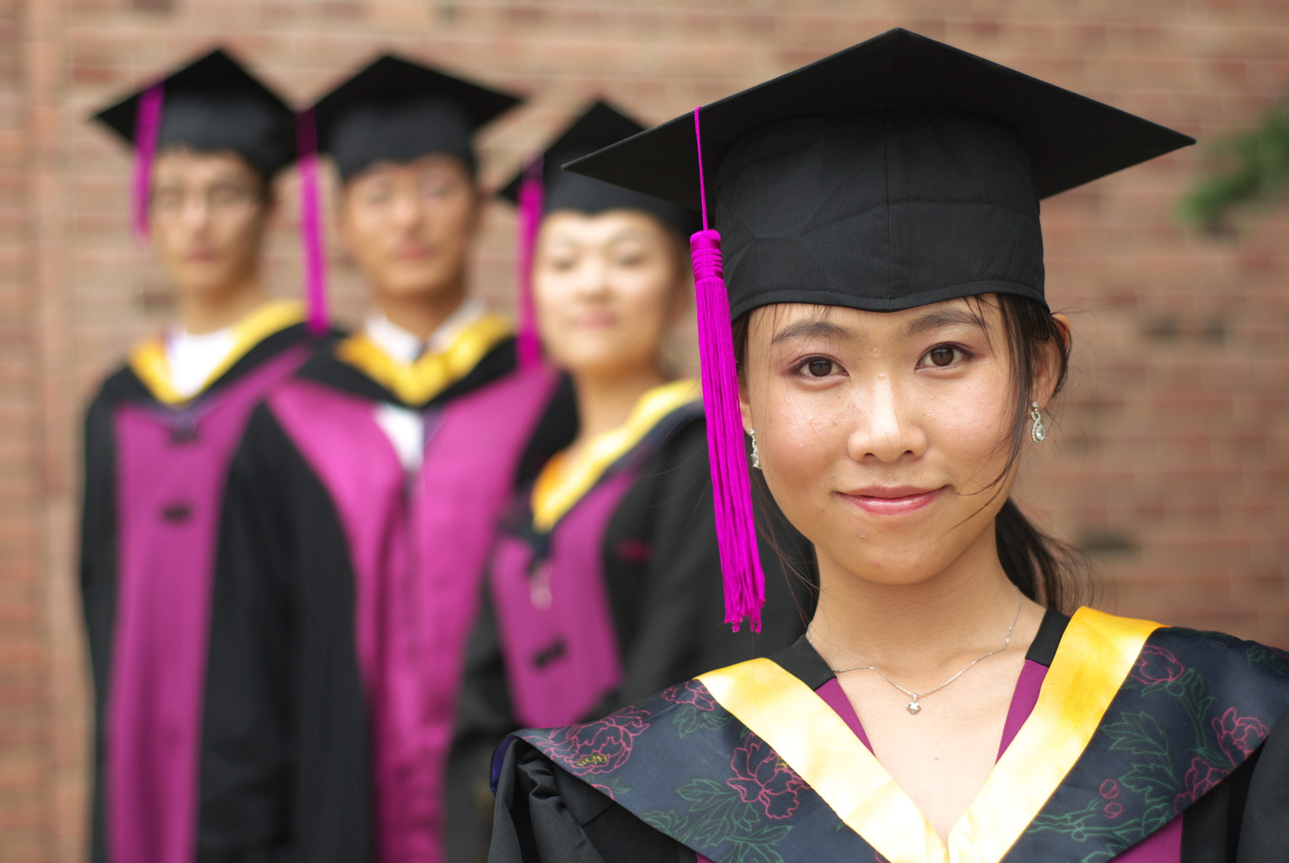 Студенты азиаты. Филиппинские школьники. Шляпа студента. Фото китайских студентов в мантии.